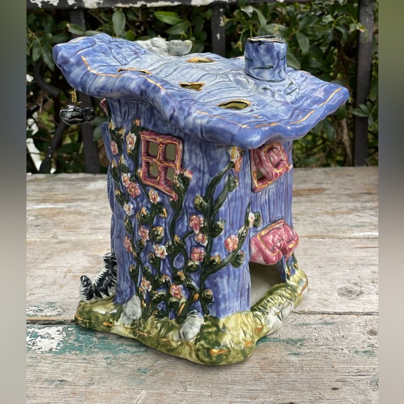 Kimberly Designs 2001 vintage blue ceramic flowers & animals tealight outhouse - Picture 2 of 12